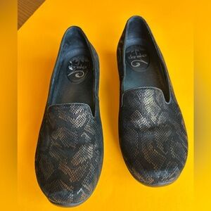 Dansko Vintage Olivia Black and Metalic Gold/Bronze Patterned Loafers 1” Heel